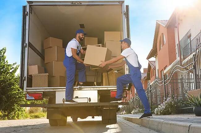 شاحنة نقل عفش على الطريق من الرياض إلى جدة
